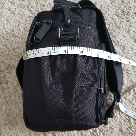 Lowepro Adventura 140 Camera Shoulder Bag - Picture 11 of 11